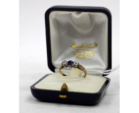 A DECORATIVE GOLD SAPPHIRE AND DIAMOND SET RING 