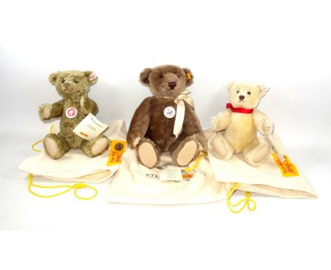 Steiff collection of bears to include: 'Classic 1906 Teddybar 32' with growler model 654794, with original labels and soft cl