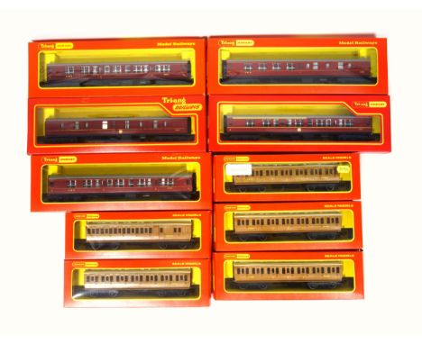 9 Tri-ang Hornby L.N.E.R coaches, comprising three R.24, two R.25, three R.745, one R.746; four G.W.R coaches, R.26 and R.27;