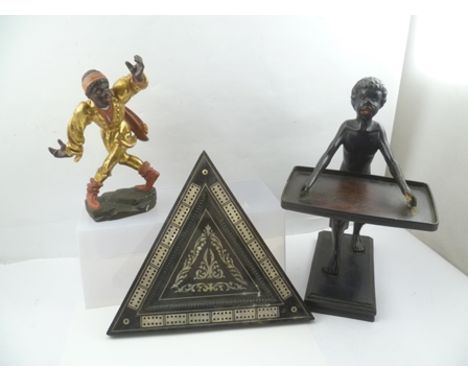 AN EARLY 20TH CENTURY CARVED WOOD BLACKAMOOR COUNTER TOP CHANGE STAND, the boy holds out a tray, on block base, 36cm high, to
