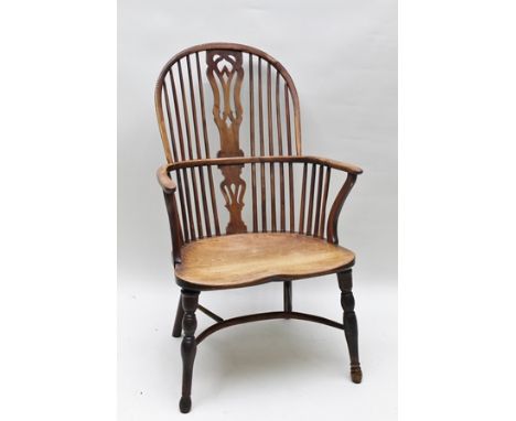 AN EARLY 19TH CENTURY WINDSOR STICK BACK ARMCHAIR, having elm seat with yew wood hoop back, arms and pierced splat, on turned