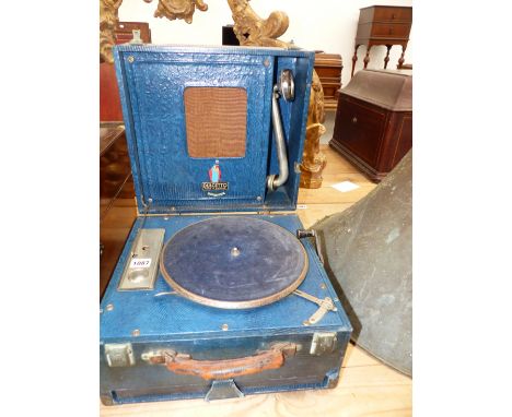 A BLUE LEATHERETTE CASED DULCETTO WIND UP GRAMOPHONE, THE SOUND BOX AND PLAYING ARM WITHIN THE LID, A RECORD FOLDER SLIDING O