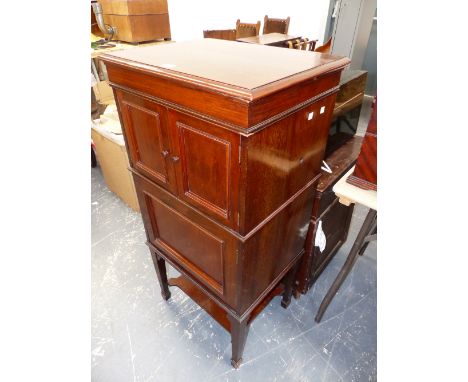 A MAHOGANY CASED VESPER WIND UP GRAMOPHONE, THE GILT MOUNTED MAHOGANY PLAYING ARM AND TURNTABLE ABOVE SOUND DOORS OPENING ABO