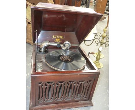 A MAHOGANY STAINED CASED SONORA WIND UP GRAMOPHONE, THE TURNTABLE ABOVE AN ALTERNATING ARROW AND OVAL GRILL FRONTED SOUND BOX