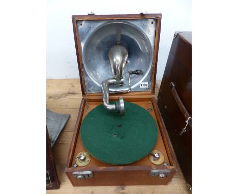 A LEATHER CASED DECCA WIND UP GRAMOPHONE, THE PLAYING ARM FITTING WITHIN THE SOUND BOX INSIDE THE LID, THE TURNTABLE WITH GRE