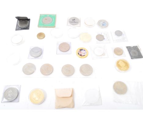 An assortment of vintage 20th century UK &amp; foreign silver &amp; non commemorative coins. The lot to include two&nbsp;silv