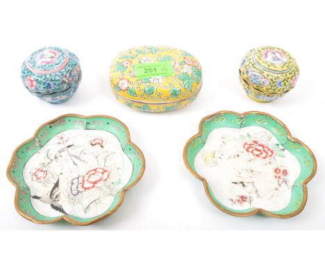 An assortment of early 20th century and later Chinese cloisonné enamelled ware to include lidded pots and trinket trays ij a 