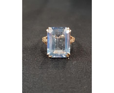 9 CARAT GOLD AQUAMARINE RING 