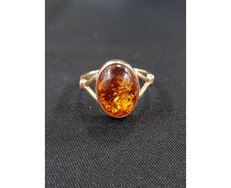 14 CARAT GOLD AND AMBER RING 