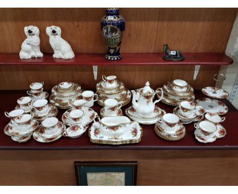 LARGE QUANTITY OF ROYAL ALBERT COUNTRY ROSE DINNER AND TEA SERVICE 
