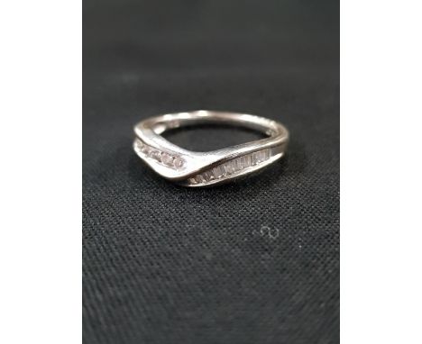 18 CARAT WHITE GOLD AND DIAMOND RING WITH 0.25 CARAT OF DIAMONDS 