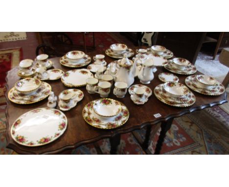 Large Royal Albert part dinner service - Old Country Roses
The gold rims seem to be in good condition on the vast majority of