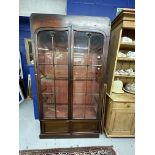 Late 18th/early 19th cent. Mahogany glazed bookcase, two glazed doors with original glass and