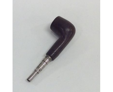 A small novelty pencil in the form of a pipe. Est. £10- £20.