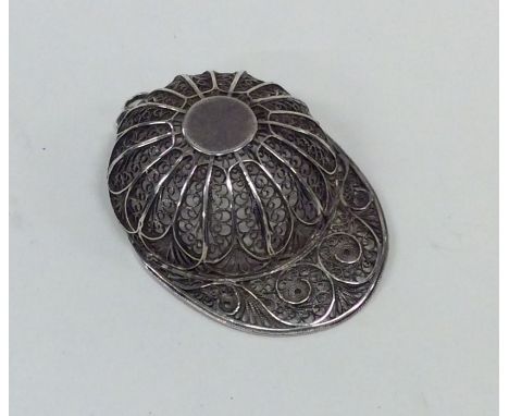 An Antique silver filigree jockey cap caddy spoon. Approx. 9 grams. Est. £120 - £150.