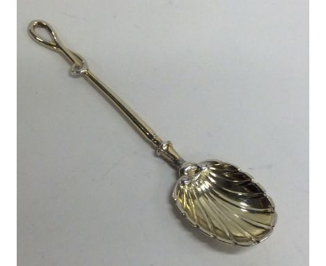 An unusual silver gilt spoon in the form of a whip with fluted bowl. Approx. 12 grams. Est. £25 - £35.