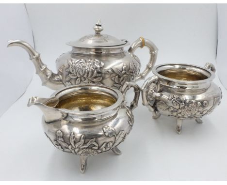 Servizio da Té in argento, punzoni cinesi primi anni del '900, titolo 835per l'esportazione, sbalzato a motivi floreali e com