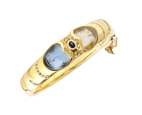 Bracciale in oro giallo 18ct rigido con due teste incise in cristallo di rocca brillanti per cts. 1 circa e zaffiro, misura 1