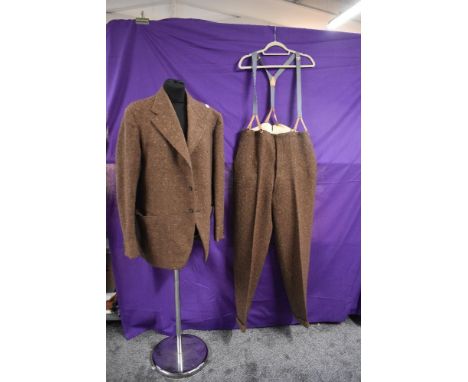 A gents 1940s single breasted tweed suit,with button fly trousers.
Measurements approx
Trousers waist 35.5" inner leg 33.5" o