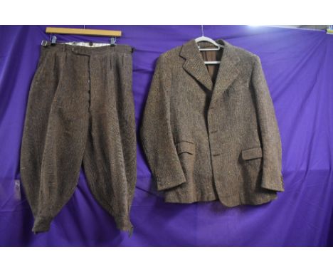 A gents 1940s single breasted tweed shooting or sporting jacket and knee britches with button fly.
measurements approx,
Britc