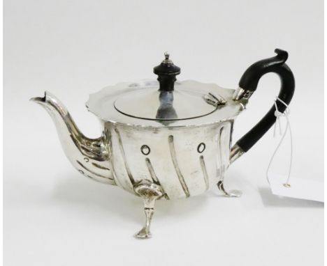 Edwardian silver Bachelors teapot by George Unite, Birmingham 1901, 11cm high 