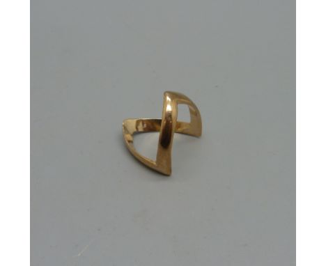 A 9ct gold wishbone ring, 2.2g, K 