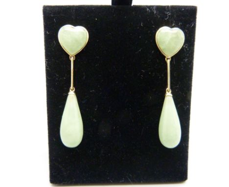 A pair of 9ct gold and jade set earrings, 42mm 