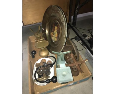 4 assorted vintage weighting scales, weights and 2 brass chargers.