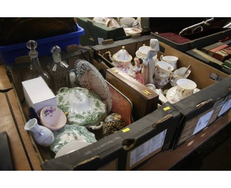 Two trays including a Paragon tea and dinner service etc.