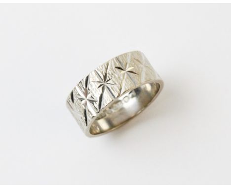 A 9ct white gold ring, with engraved decoration to the exterior, marks for London, 1976, weight 3.7gms For condition informat