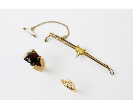 Hunting interest: A 9ct gold tie pin, in the form of a crop with a central fox head motif, hinged pin and loop fastening to r