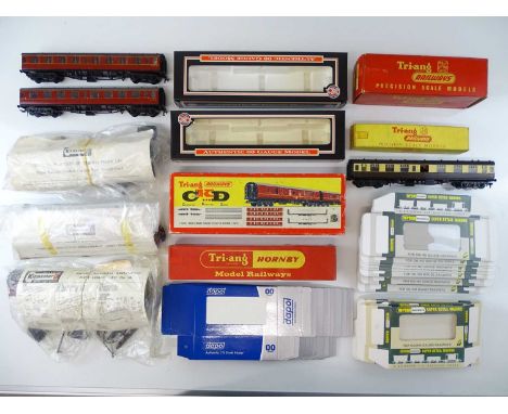 A group of unbuilt and built KITMASTER OO Gauge kits together with a selection of empty DAPOL boxes and WRENN reproduction bo