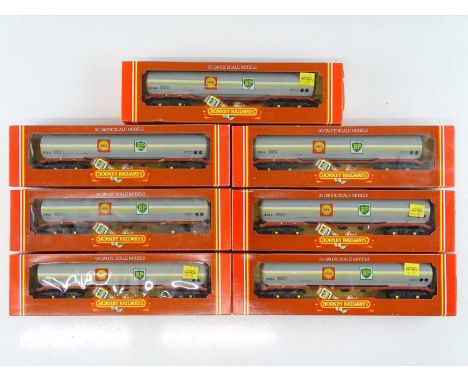 A rake of OO Gauge HORNBY R669 'Shell BP' 100 Ton Tanker wagons - VG in G boxes (7)