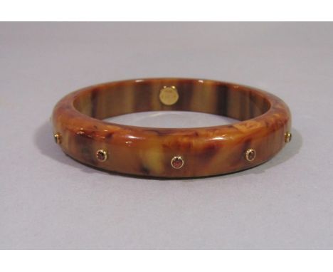 Mark Davis designer Bakelite bangle mounted with citrines in 18ct bezel settings, stamped 'Mark Davis New York 750' 8cm diame