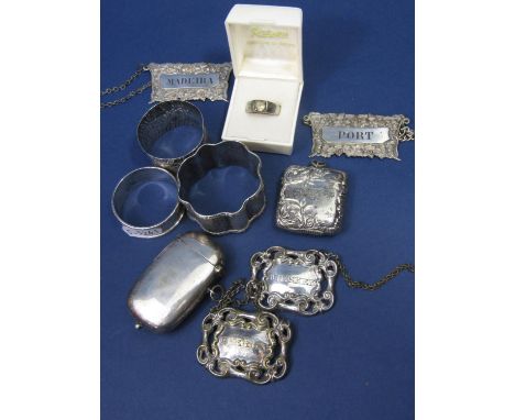 A mixed collection of silver and silver plate to include two silver napkin rings and a further unmarked white metal example, 