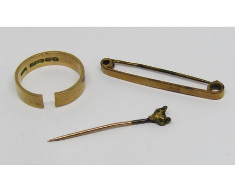 Group of 9ct jewellery comprising a wedding ring (cut), brooch and fox mask stick pin, 8g total (3) 