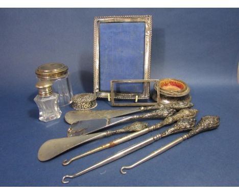 A mixed quantity of silver comprising Edwardian silver embossed pill box with gilt interior, faceted glass silver top scent b