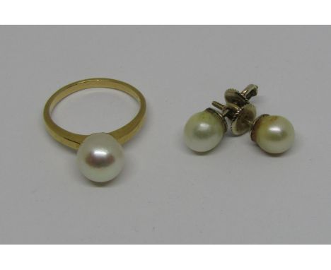 18k pearl ring, size L/M, together with a pair of yellow metal pearl stud earrings with screw fastenings (3) 
