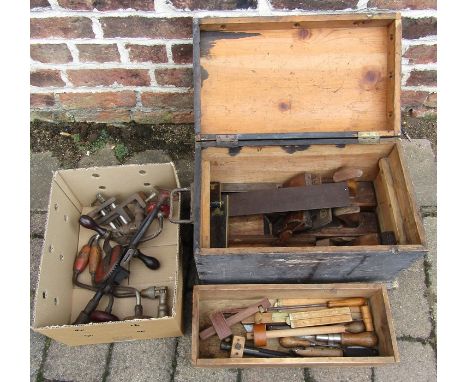 Small vintage Joiners chest with assorted woodworking hand tools inc planes, measuring tools etc