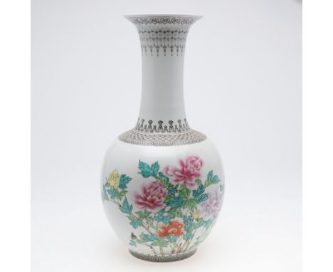 LARGE CHINESE PORCELAIN VASE - REPUBLIC PERIOD. A large Chinese Republic period vase, the bulbous body brightly painted with 