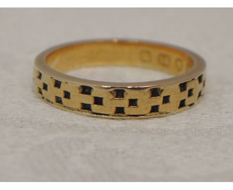 An 18ct gold wedding band having moulded chequered decoration, approx 3.8g and size K/L