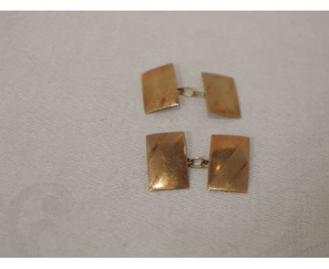 A pair of 9ct rose gold cufflinks of rectangular form having engine turned stripe decoration and chain connectors,&nbsp; APPR
