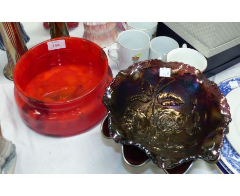 An Art Deco red mottled glass bowl, unsigned, diameter 8¼"; a pair of carnival glass vases and 2 bowls