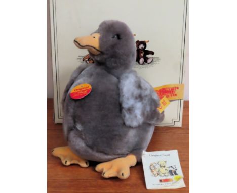 Boxed Steiff "Hausente 25" Duck

Reasonable used condition, box tarnished 