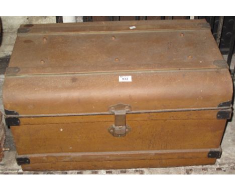 Vintage tin trunk.(B.P. 24% incl. VAT)