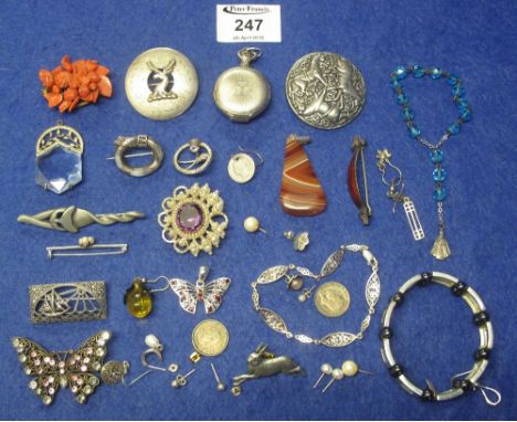 Bag of assorted jewellery to include: various bar brooches; pendants; cat design brooch; enamel bar brooch; coral brooch; six