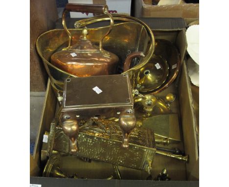 Tray of assorted metalware to include: miniature brass and copper Welsh footman; various brass candlesticks; chamber stick; b