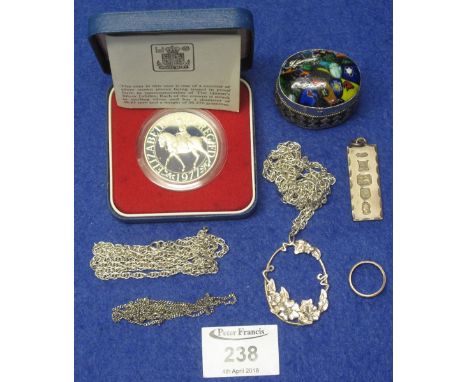 1977 silver proof crown in case, together with silver jewellery to include: floral pendant on chain; ingot and trinket box.(B