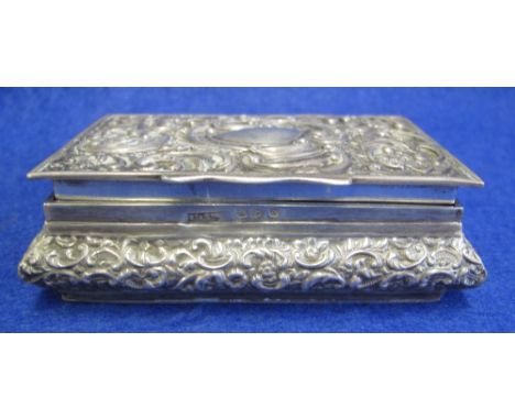 Silver repousse rectangular snuff box with gilt interior, Chester hallmarks, maker's mark: K.C. & Sons.(B.P. 24% incl. VAT)