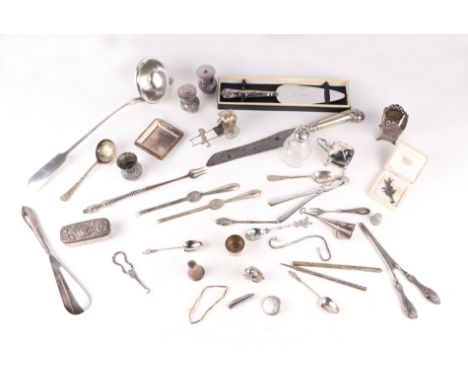 A collection of silver and silver plated items to include a silver handled cake slice; a silver handled shoe horn; silver pla
